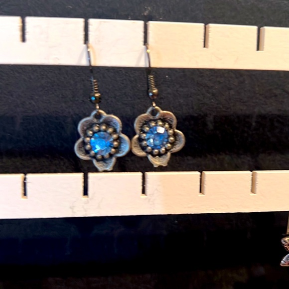 Beautiful flower with blue rhinestone in center hook earrings - Picture 2 of 2